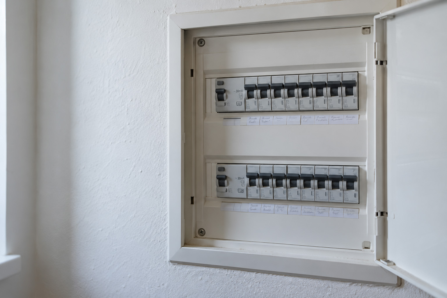 Instalacje elektryczne, zdjęcie ilustracyjne